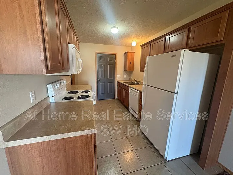 1270 N Northwood Ave — Photo 3