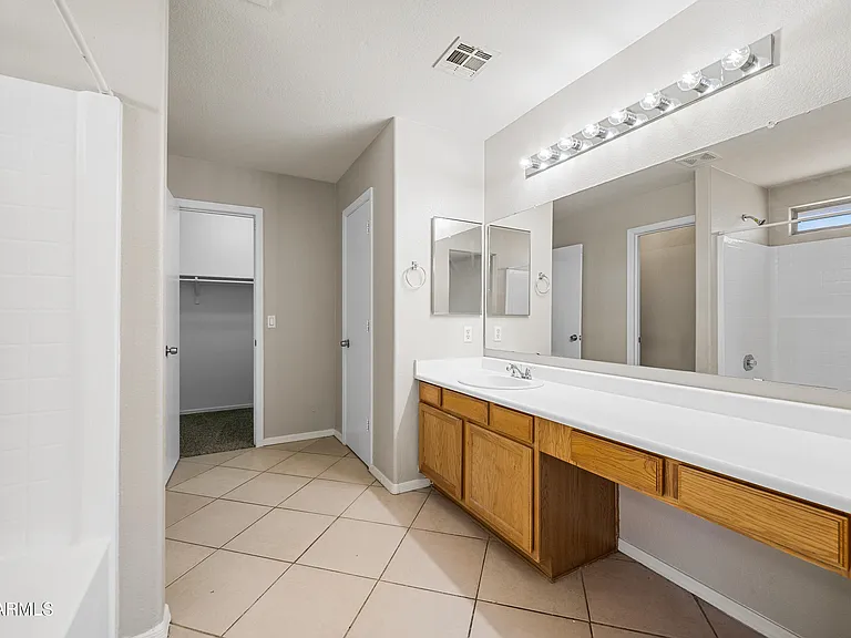 210 E Jasper Ct — Photo 17