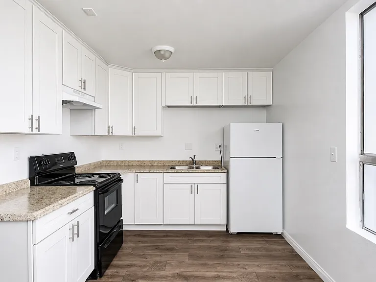 279 Moss St #28 — Photo 1