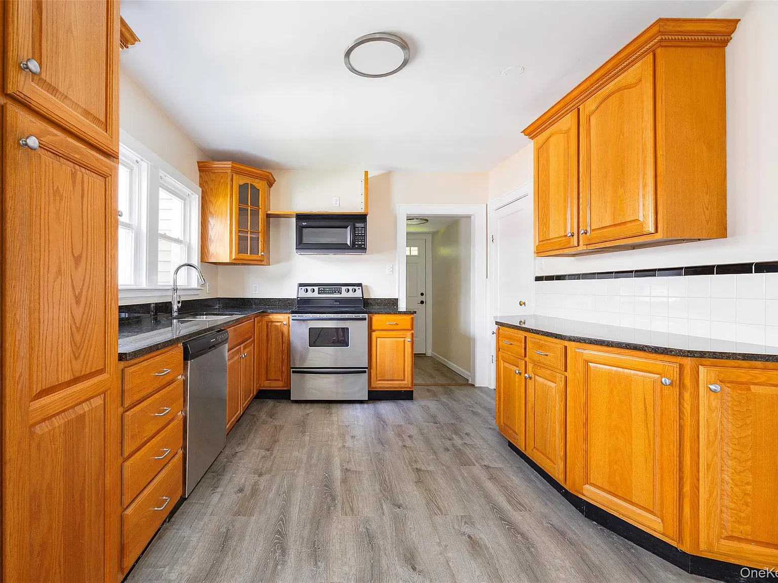 1 bed, 1.0 bath, 749 sqft, $1,800 — Photo 2