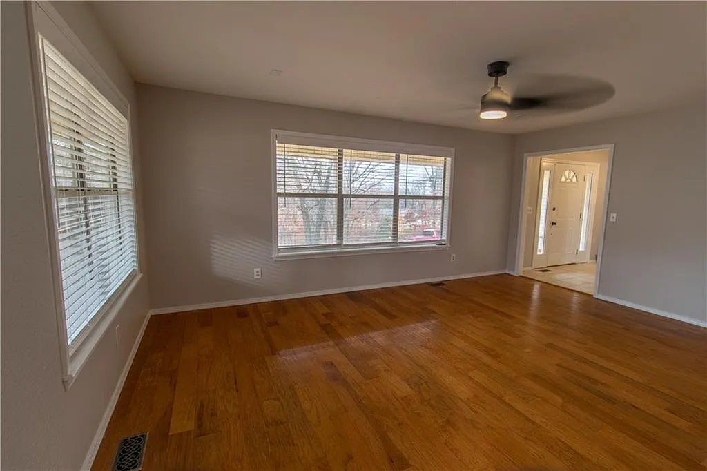 4 bed, 2305 sqft, $2,500 — Photo 3
