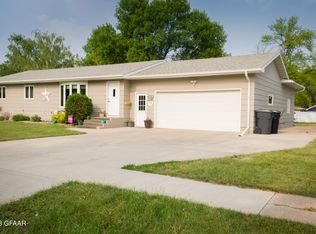 1432 Dogwood Ave, Grafton, ND 58237