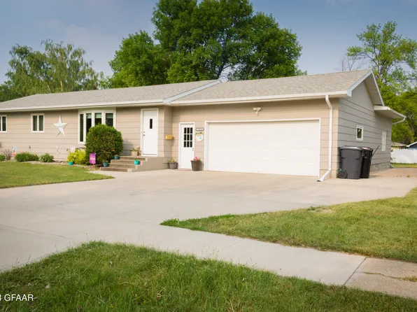 1432 Dogwood Ave, Grafton, ND 58237