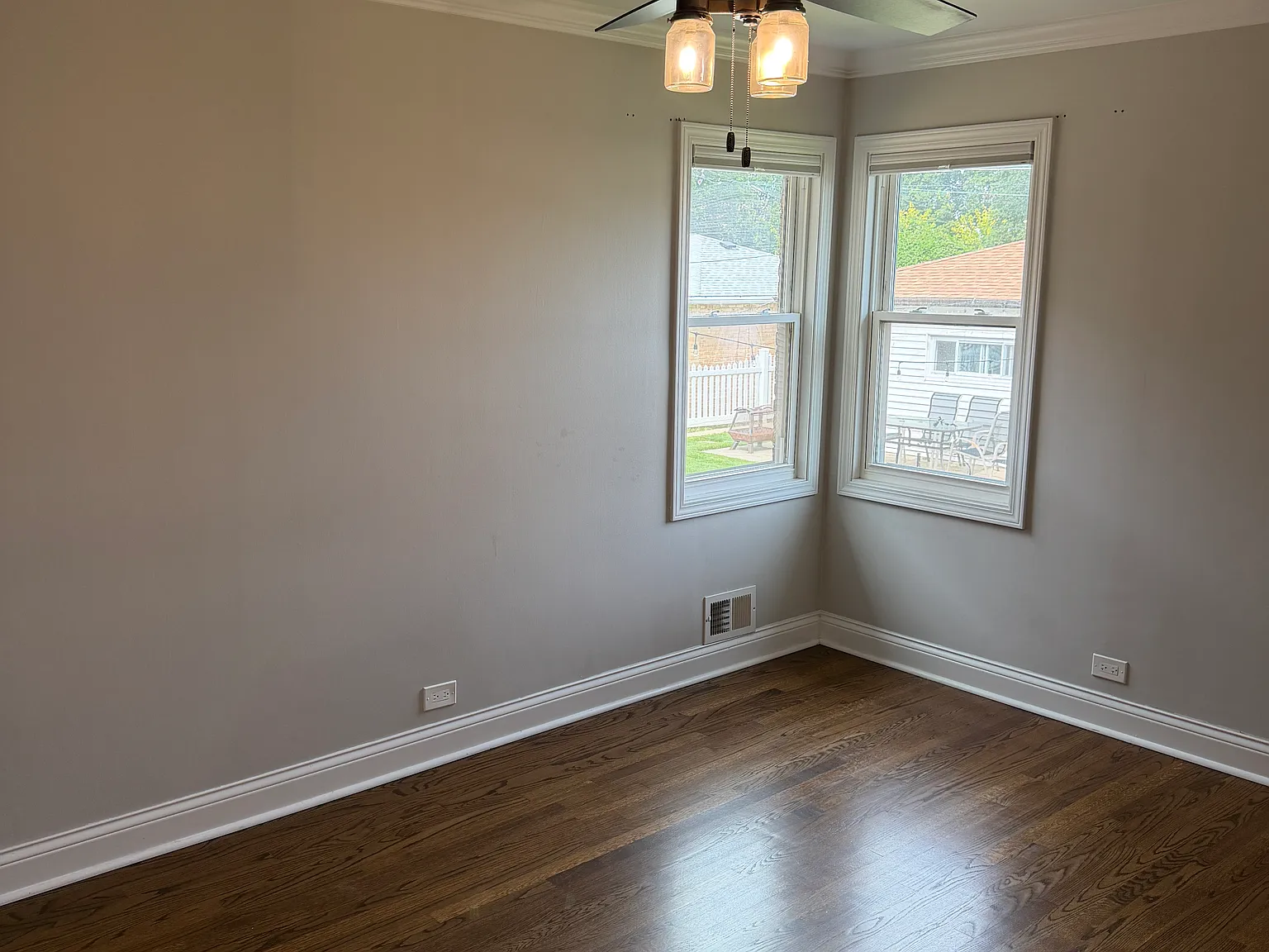 3 bed, 1000 sqft, $3,300 — Photo 2