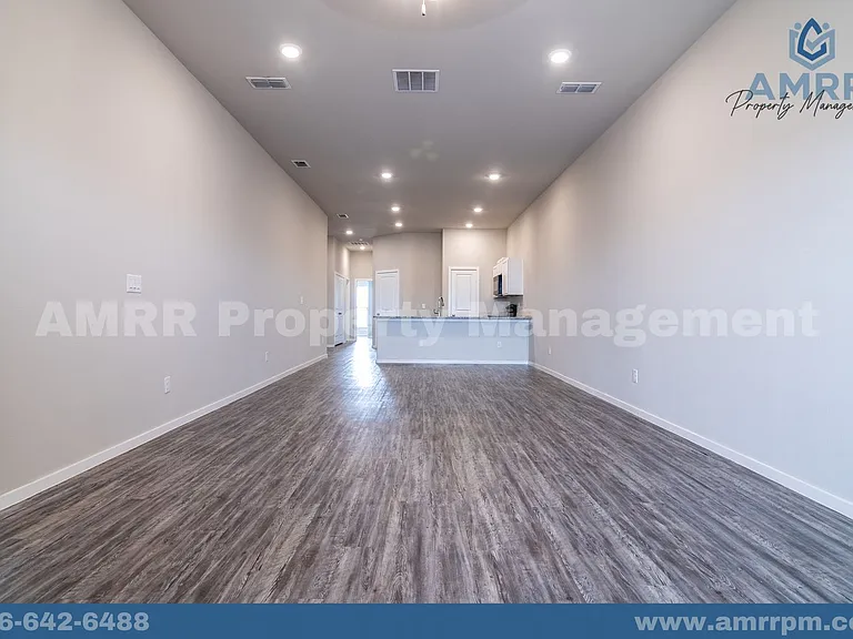 2125 N Texas Ave — Photo 3