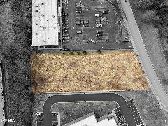 3rd image of 330 Steeles Rd