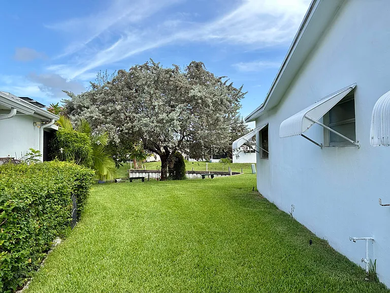 7470 NW 7th Pl — Photo 21