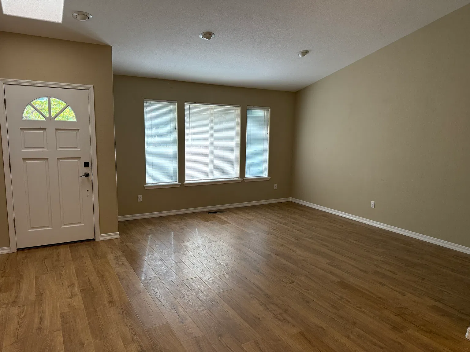 4 bed, 2.5 bath, 2007 sqft, $2,450 — Photo 2