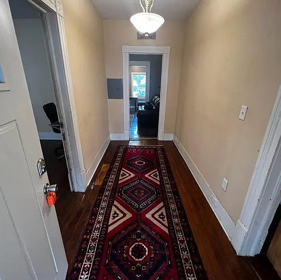 1059 Hampton St NW — Photo 5