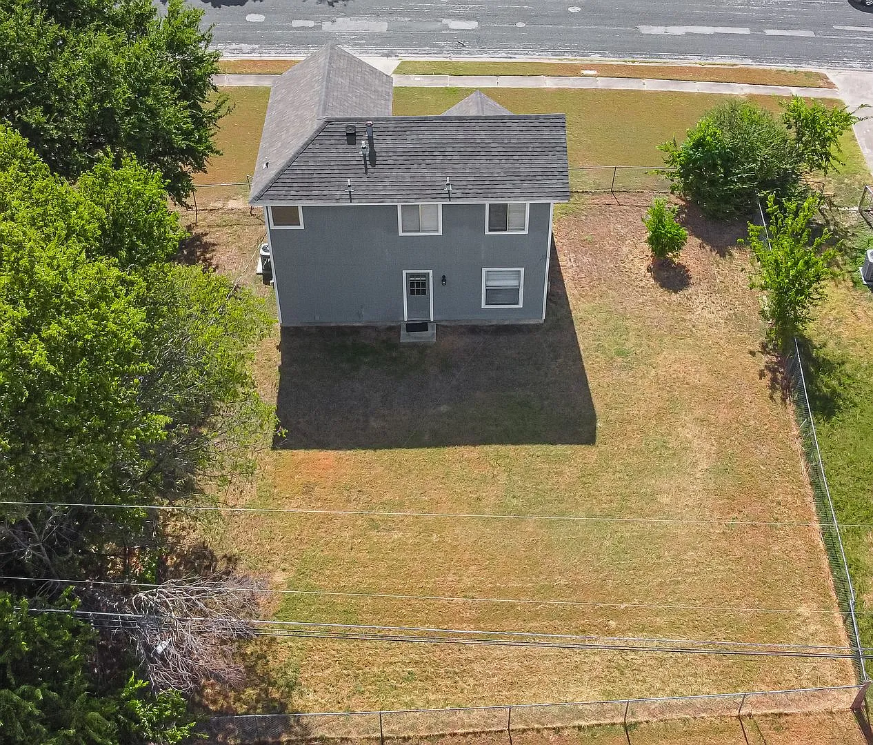 Step into Serenity at 2307 Lazy Ridge Dr - Ideal Rental Home with Charming Features! — Photo 4