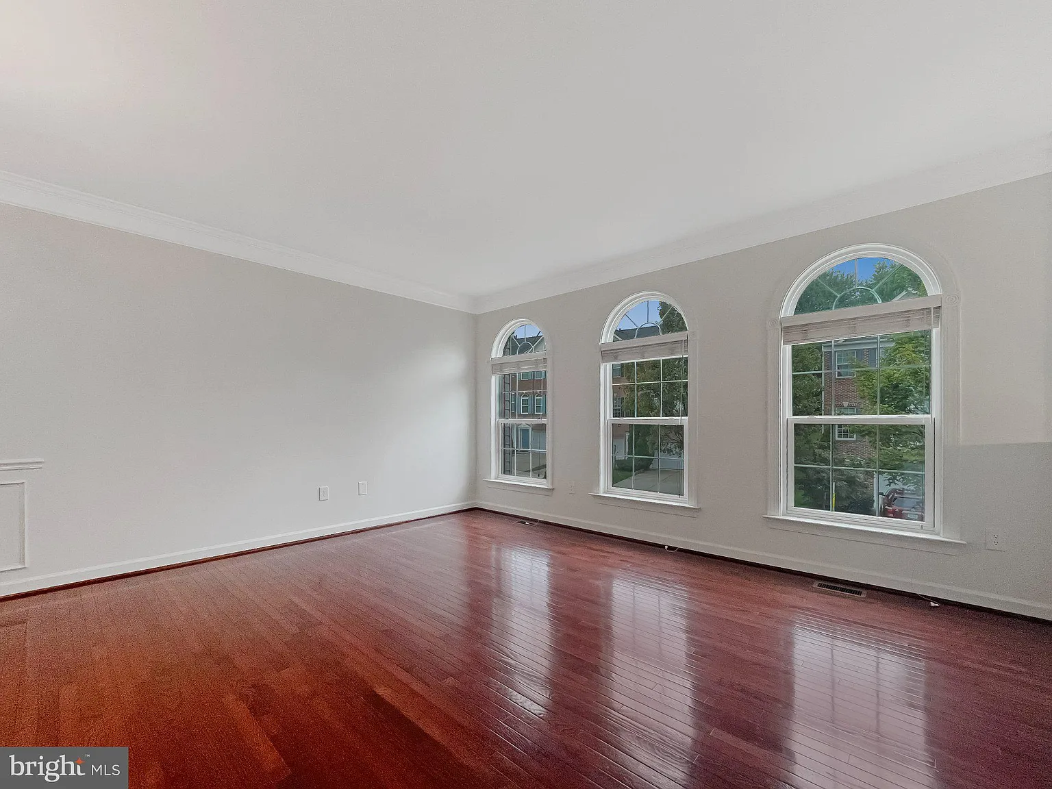 3 bed, 2.5 bath, 2200 sqft, $3,500 — Photo 2