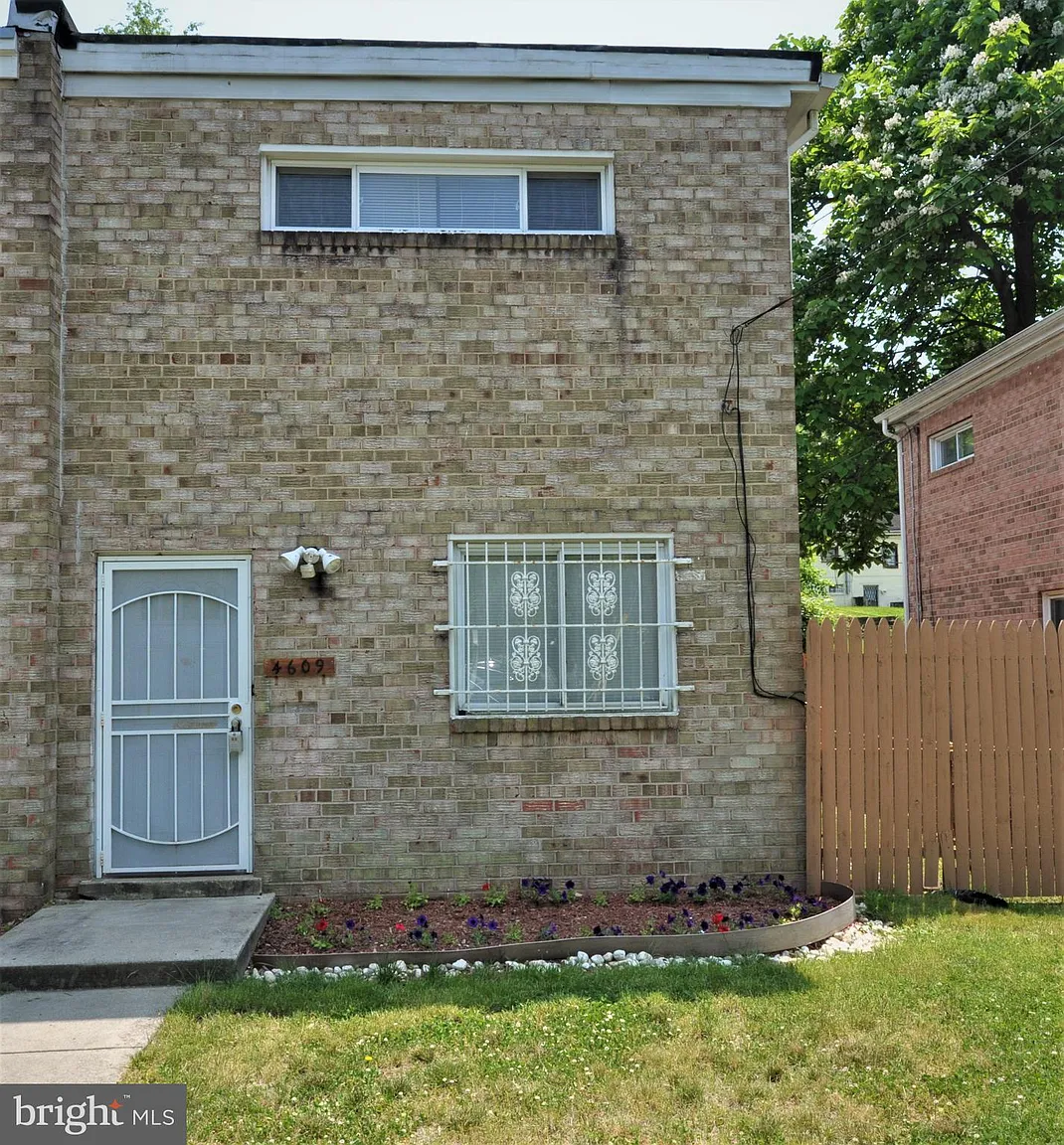 4609 Grant St NE photo 1