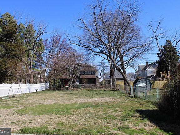 3rd image of 17 E Lake Dr