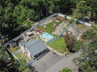 13 Pleasant Rd, Lake Peekskill, NY 10537