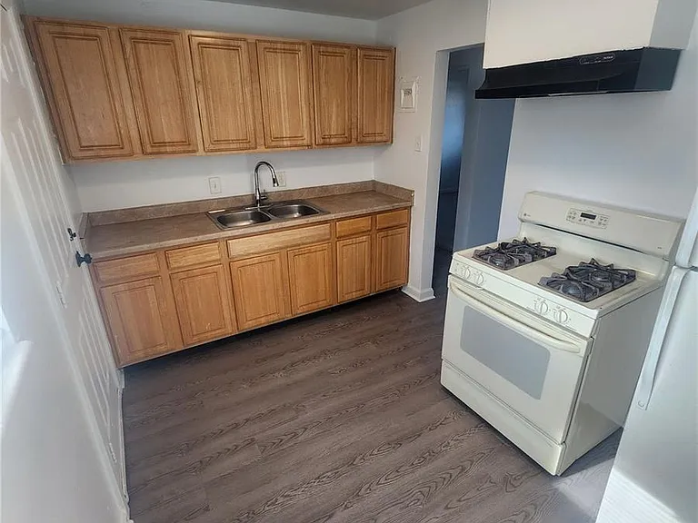 1175 Akron St — Photo 3