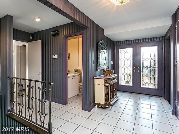 bright foyer w rare 1/2 bath