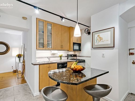 4th image of 420 W 47th St APT 3D