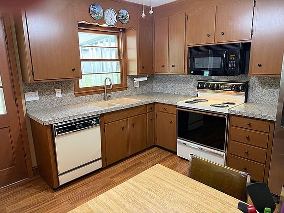3rd image of 136 Chippewa Cir