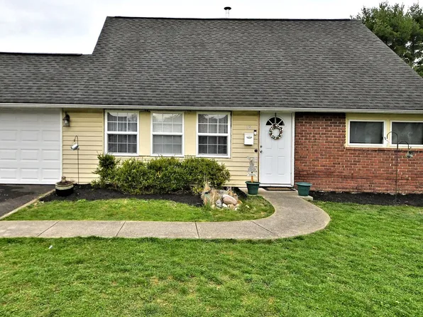 18 Victoria Ln, Levittown, PA 19054
