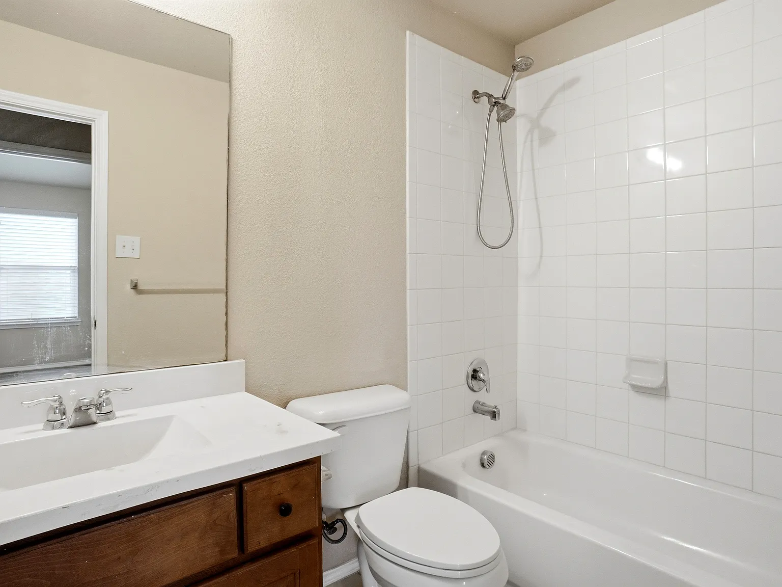 5 bed, 3404 sqft, $3,200 — Photo 2