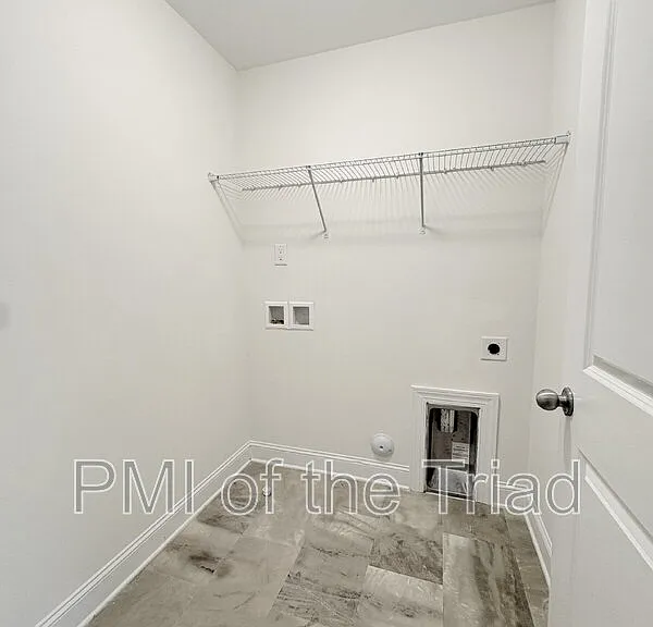 2974 York Place Dr — Photo 16
