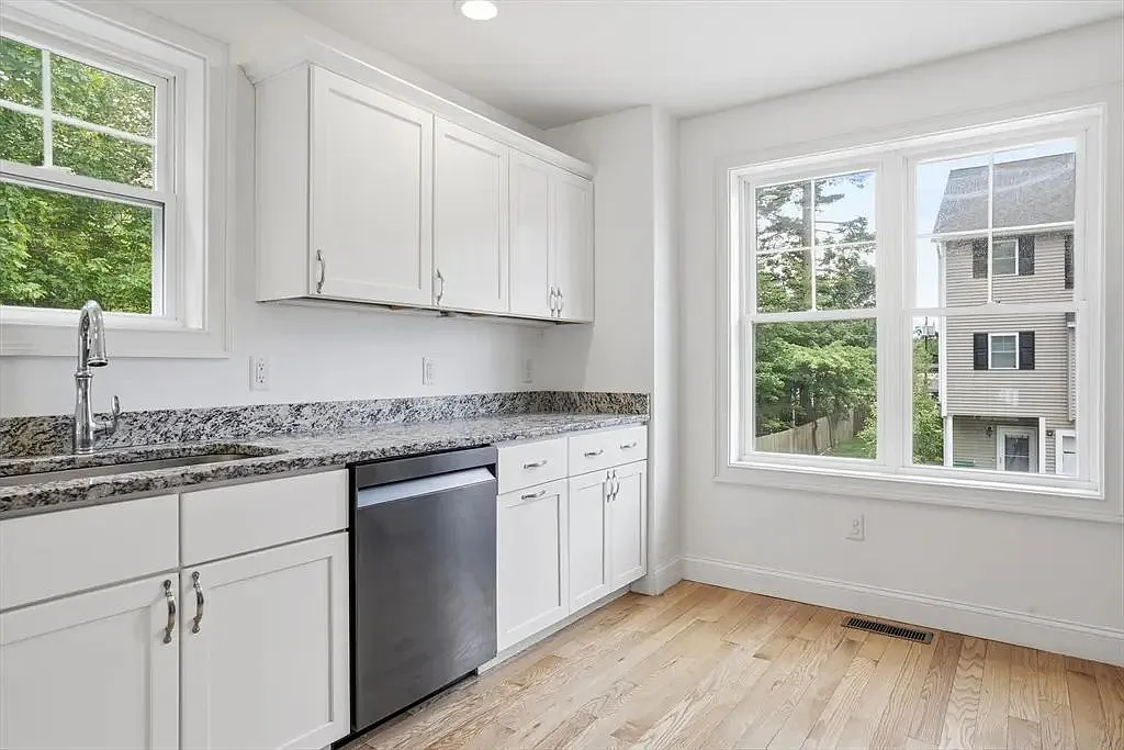 3 bed, 2.5 bath, 1976 sqft, $3,500 — Photo 4