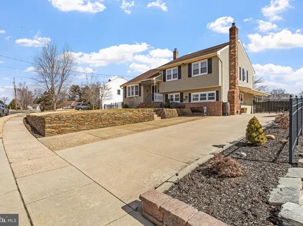5 Manor Ter, Mount Holly, NJ 08060