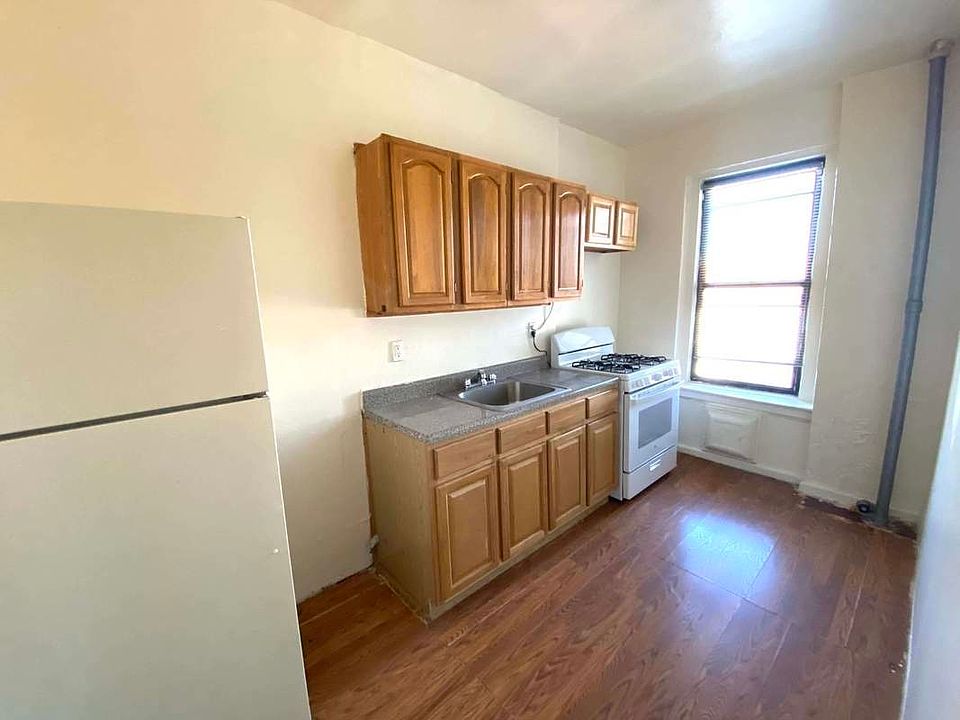 2nd image of 2105 Blackrock Ave APT 2A
