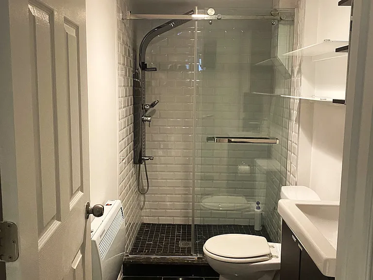 16 Laxton Ave #LOWER — Photo 28