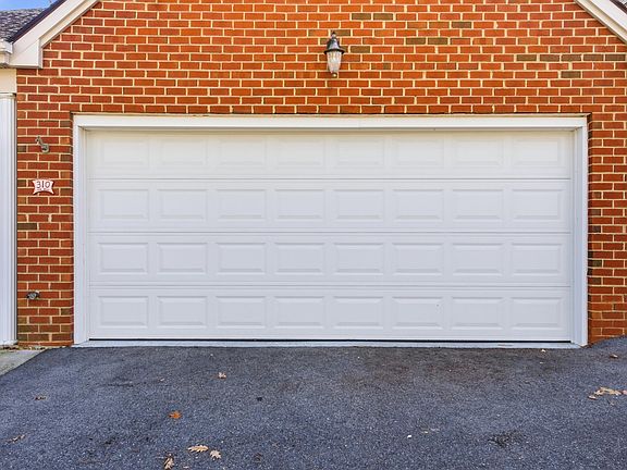 4th image of 310 Pin Oak Dr