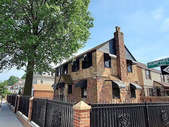 2nd image of 2702 Humphrey St