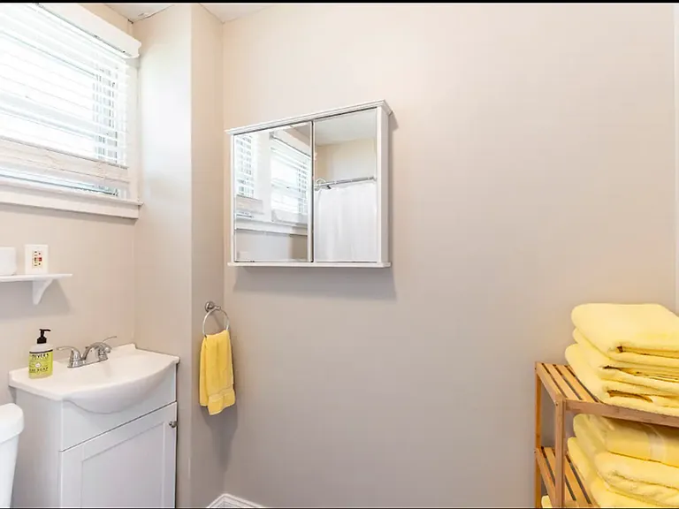 1046 Charles St — Photo 10