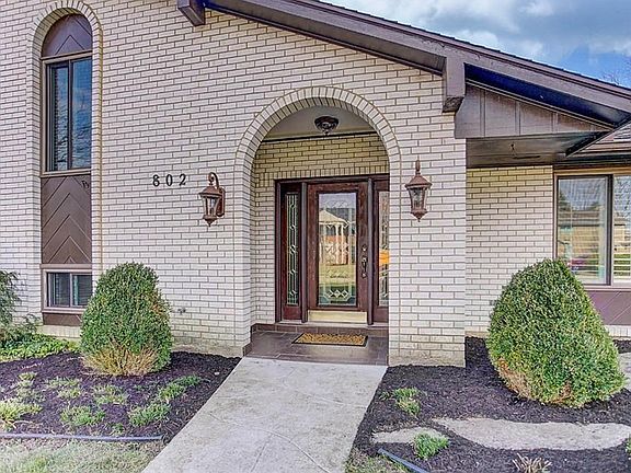 3rd image of 802 Stanbridge Dr