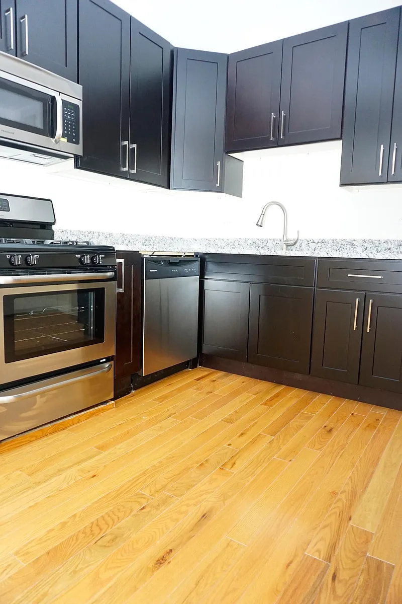 Stainless steel appliances and granite counters - 6207 N Ravenswood Ave #1
