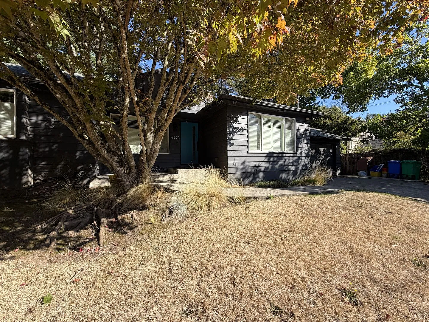 Beautifully Updated SW Portland Single-Level Ranch with 3 Bedrooms, Designer Kitchen, Park-Like B... — Photo 3