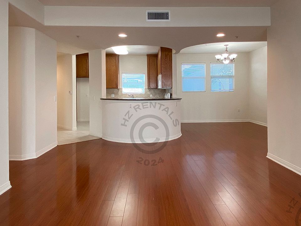 1st image of 12140 Moorpark St #203