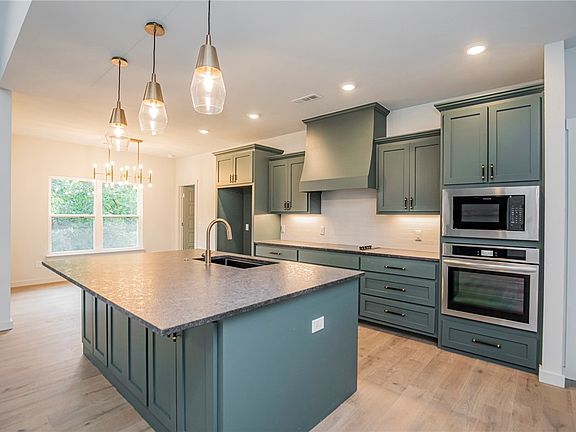 4th image of 27 Woodbridge Dr