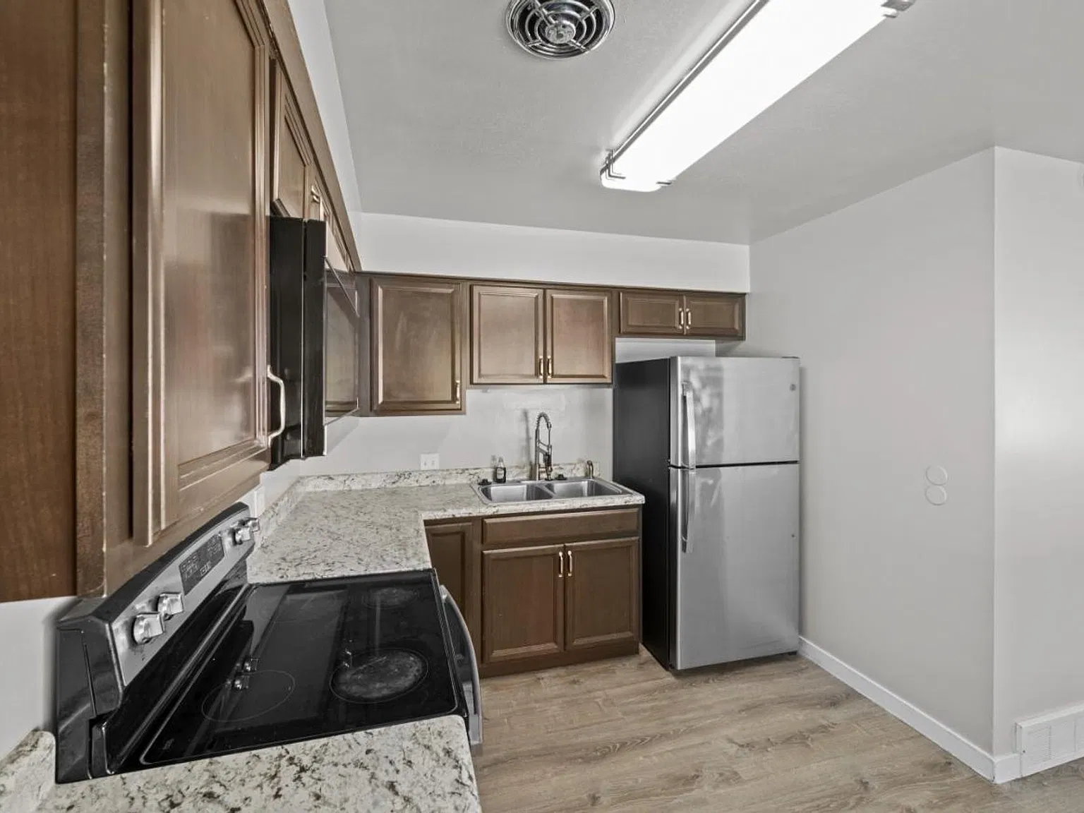 Beautiful apartment with central air, carport, washer and dryer. — Photo 1