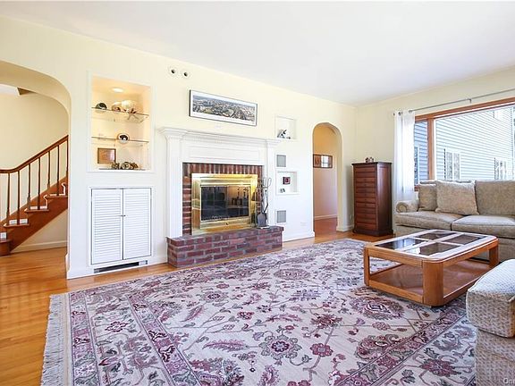 4th image of 19 Grandview Ln