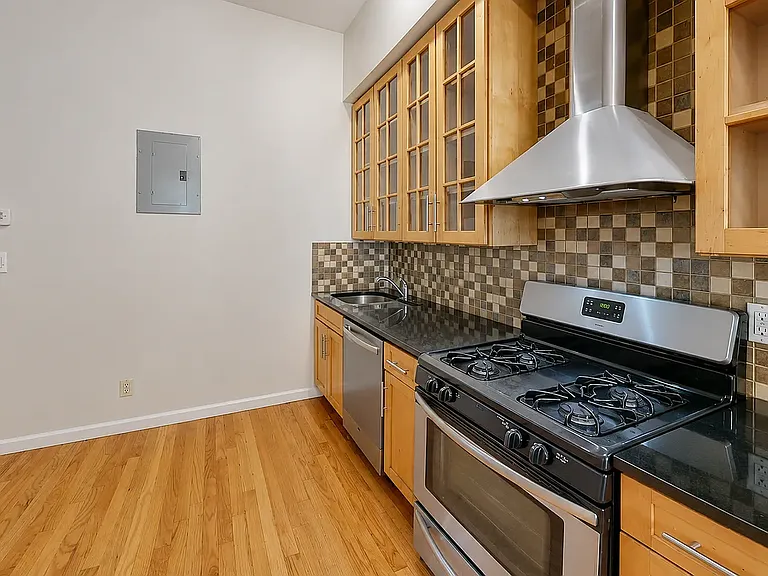 16 Goodwin Pl #GRDN — Photo 3