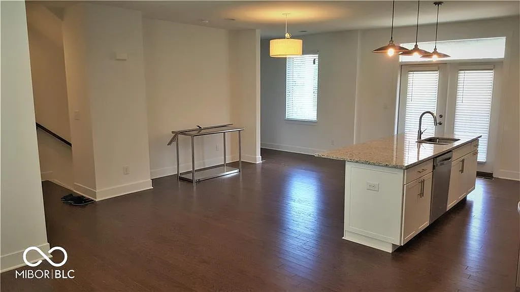 2 bed, 2.5 bath, 1426 sqft, $2,600 — Photo 4