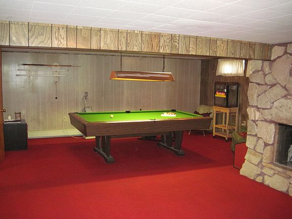 Rec room w/ pool table