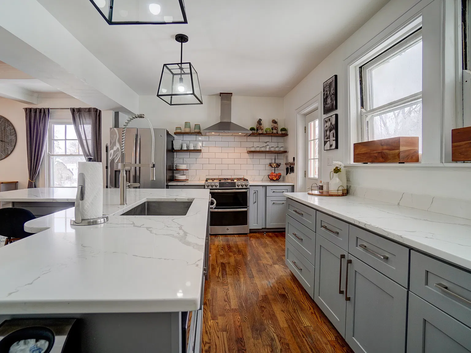 4 bed, 2.5 bath, 2500 sqft, $3,200 — Photo 3