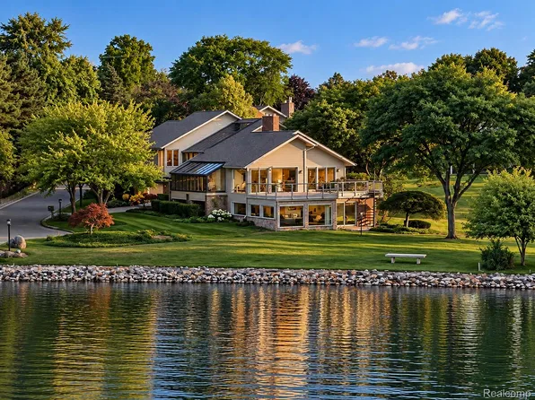 3850 Pine Harbor Dr, West Bloomfield, MI 48323