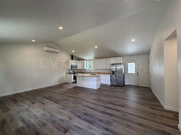 3rd image of 1246 Hughes St