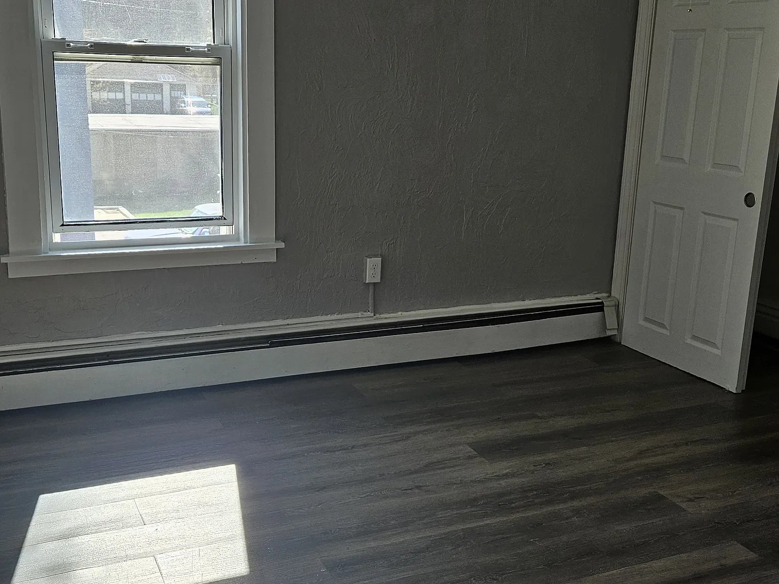 3 bed, 1200 sqft, $2,100 — Photo 3