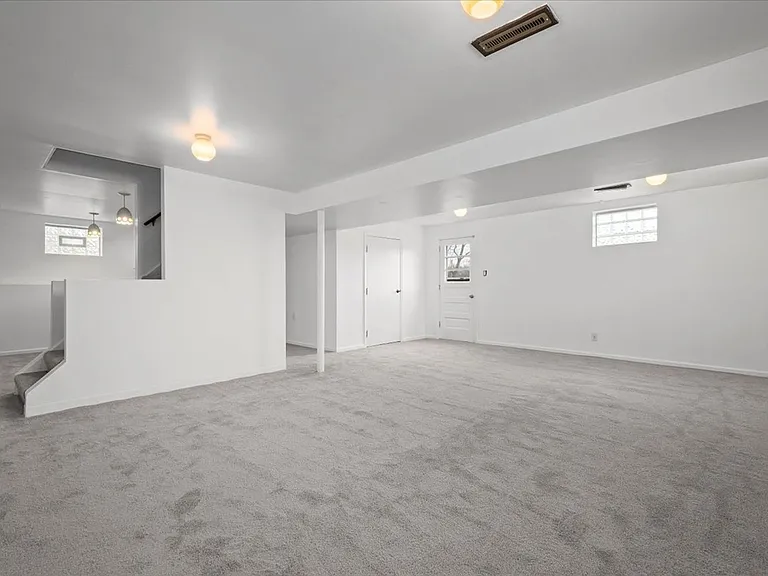1303 Cloverdale St — Photo 26