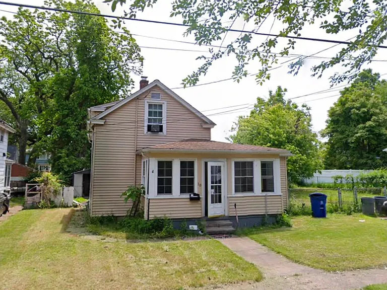 Maple St — Photo 1