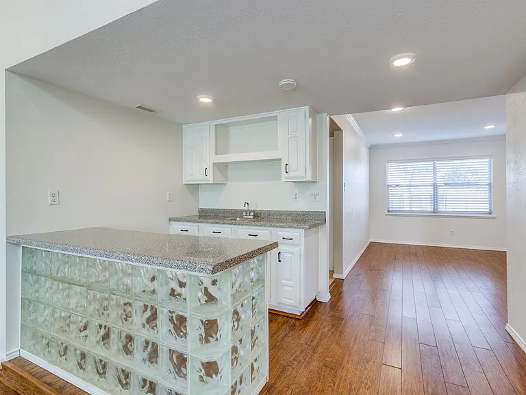 1507 Auburn Dr — Photo 5