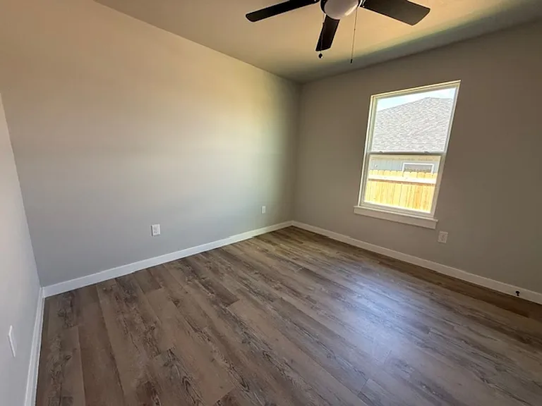 970 Minda St — Photo 10